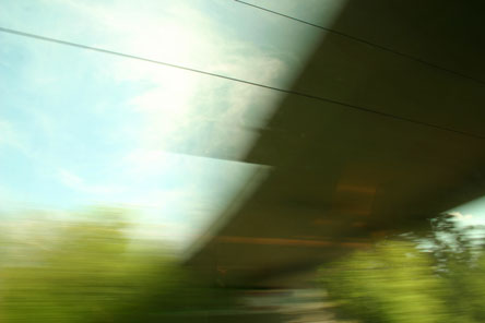 Blick aus Bahnfenster: Zug f&auml;hr unter einer Br&uuml;cke hindurch