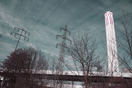 Laublose B&auml;ume, Br&uuml;cke, Kamin und Stromleitungen